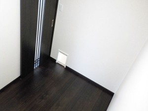 新発田市Y様邸リフォーム事例_ワークスペースの猫用ドア