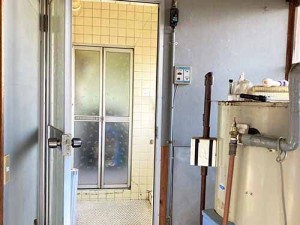新潟市北区M様邸お風呂リフォーム事例_お風呂リフォーム前、壊れた電気温水器