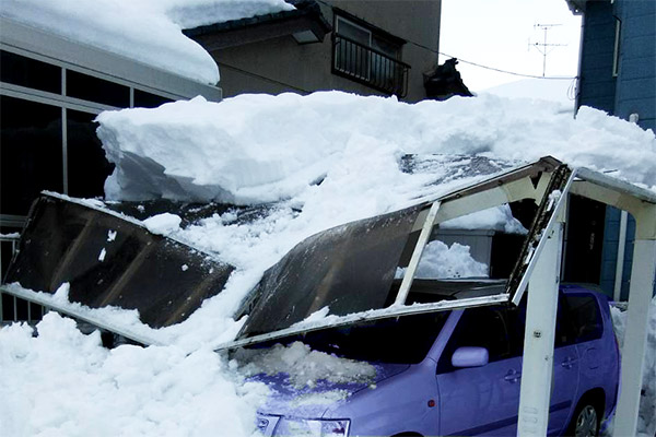 雪で屋根が潰れたカーポート