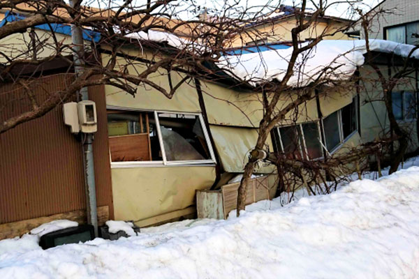 雪で潰れたプレハブ小屋