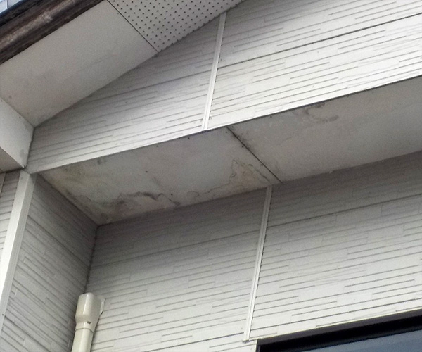 新潟市北区T様邸外壁張り替え事例_リフォーム前、軒天にシミがあります