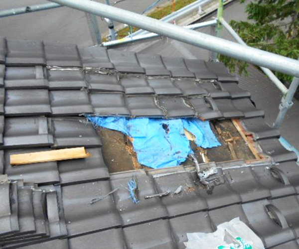 新潟市北区T様邸外壁張り替え_リフォーム前、屋根の中が腐っていました