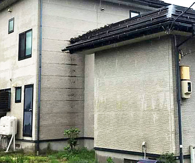 新潟市北区G様邸外壁リフォーム前_雨樋からの水跡