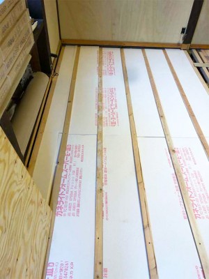 新潟市北区K様邸リフォーム工事中、床への断熱材の敷き込み