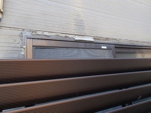 新発田市M様邸外壁張替え事例_リフォーム前、窓枠の周りの外壁