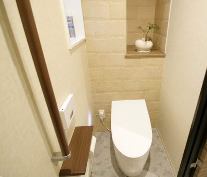 ビニールクロスとエコカラット壁を使用したトイレ内装
