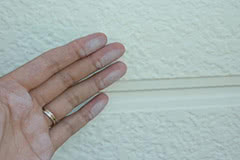 白い粉が手につくと外壁塗装のサイン